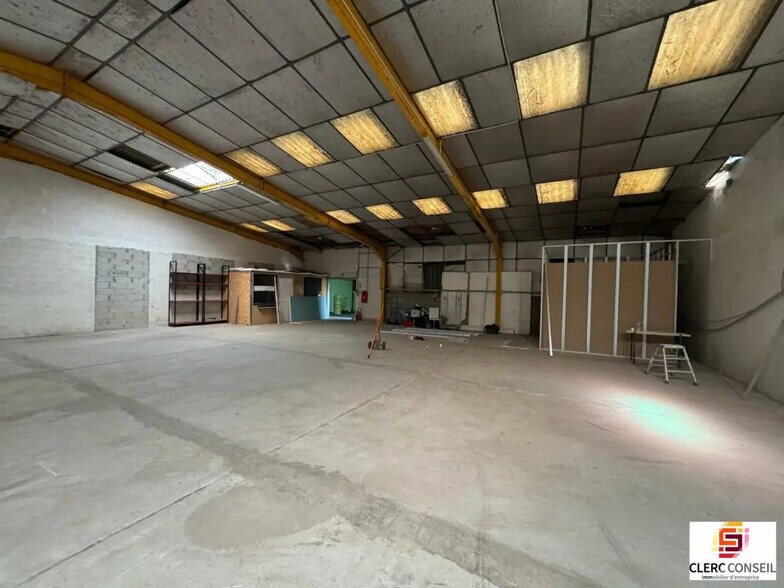 Local d’activités dans Val-de-Reuil à louer - Photo intérieure – Image 2 sur 8