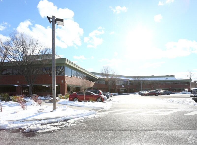 255 Business Center Dr, Horsham Township, PA à vendre - Photo de l’immeuble – Image 3 sur 7