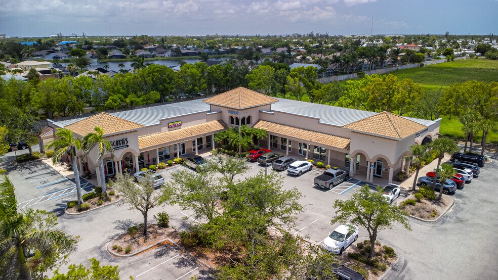 15751 San Carlos Blvd, Fort Myers, FL à louer - Photo de l’immeuble – Image 1 sur 18
