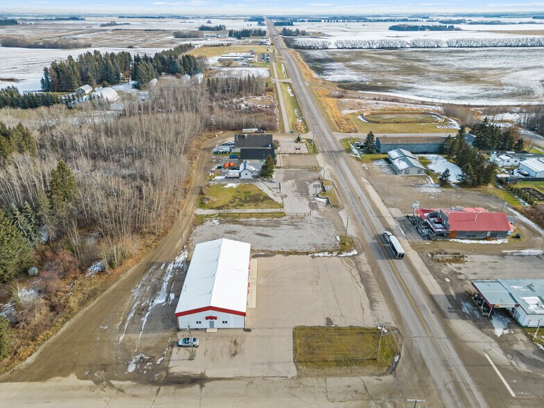 1916 10th Av, Spruce View, AB à vendre - Photo principale – Image 1 sur 89