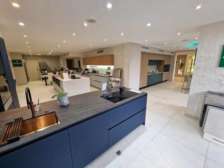 Local commercial dans Saint-Laurent-du-Var à louer - Photo de l’immeuble – Image 2 sur 5