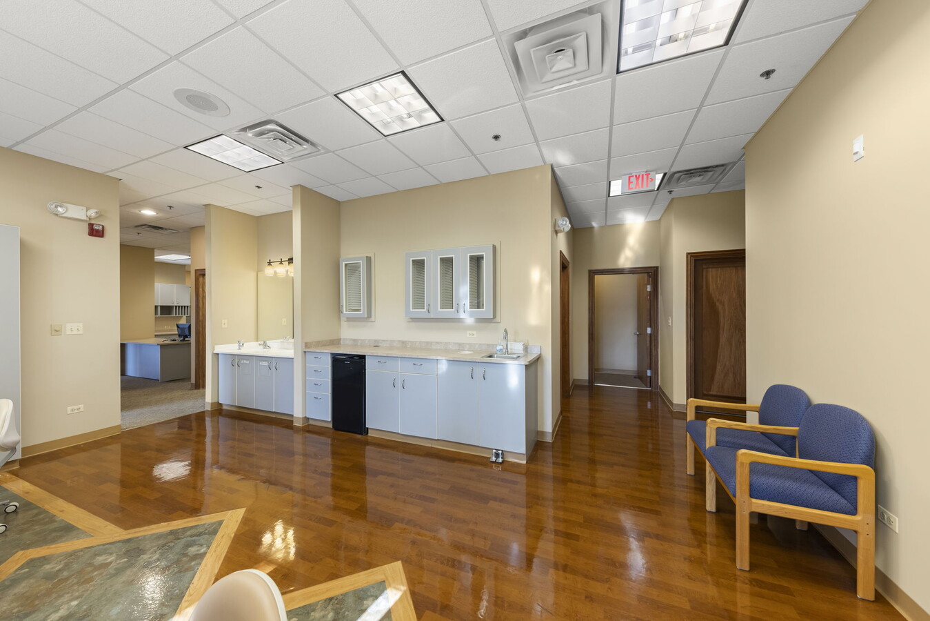 1001 E Chicago Ave, Naperville, IL 60540 - Lot 127 -  - Photo intérieure - Image 1 of 8
