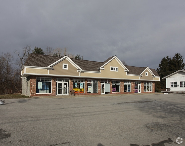 471 Violet Ave, Poughkeepsie, NY à vendre - Photo principale – Image 1 sur 6