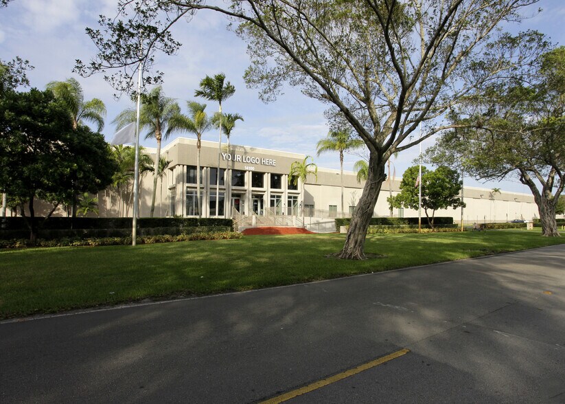 14100 NW 60th Ave, Miami Lakes, FL à louer - Photo de l’immeuble – Image 1 sur 6