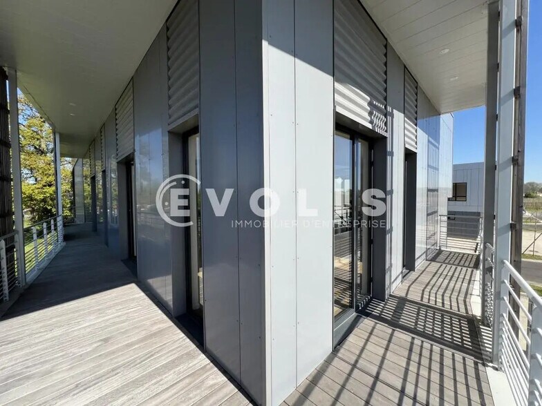 Local d'activités dans Chanteloup-en-Brie à vendre - Photo de l’immeuble – Image 2 sur 11