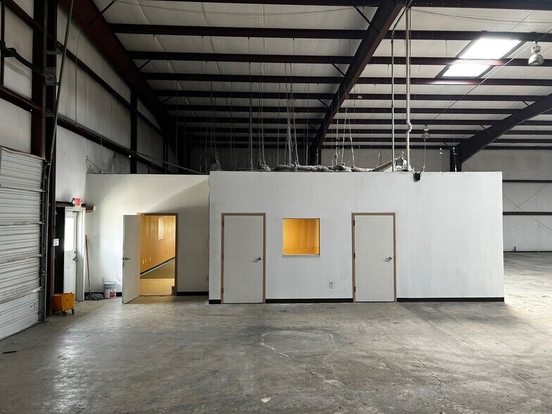 111 E McCarty Ln, San Marcos, TX à louer - Photo de l’immeuble – Image 2 sur 7