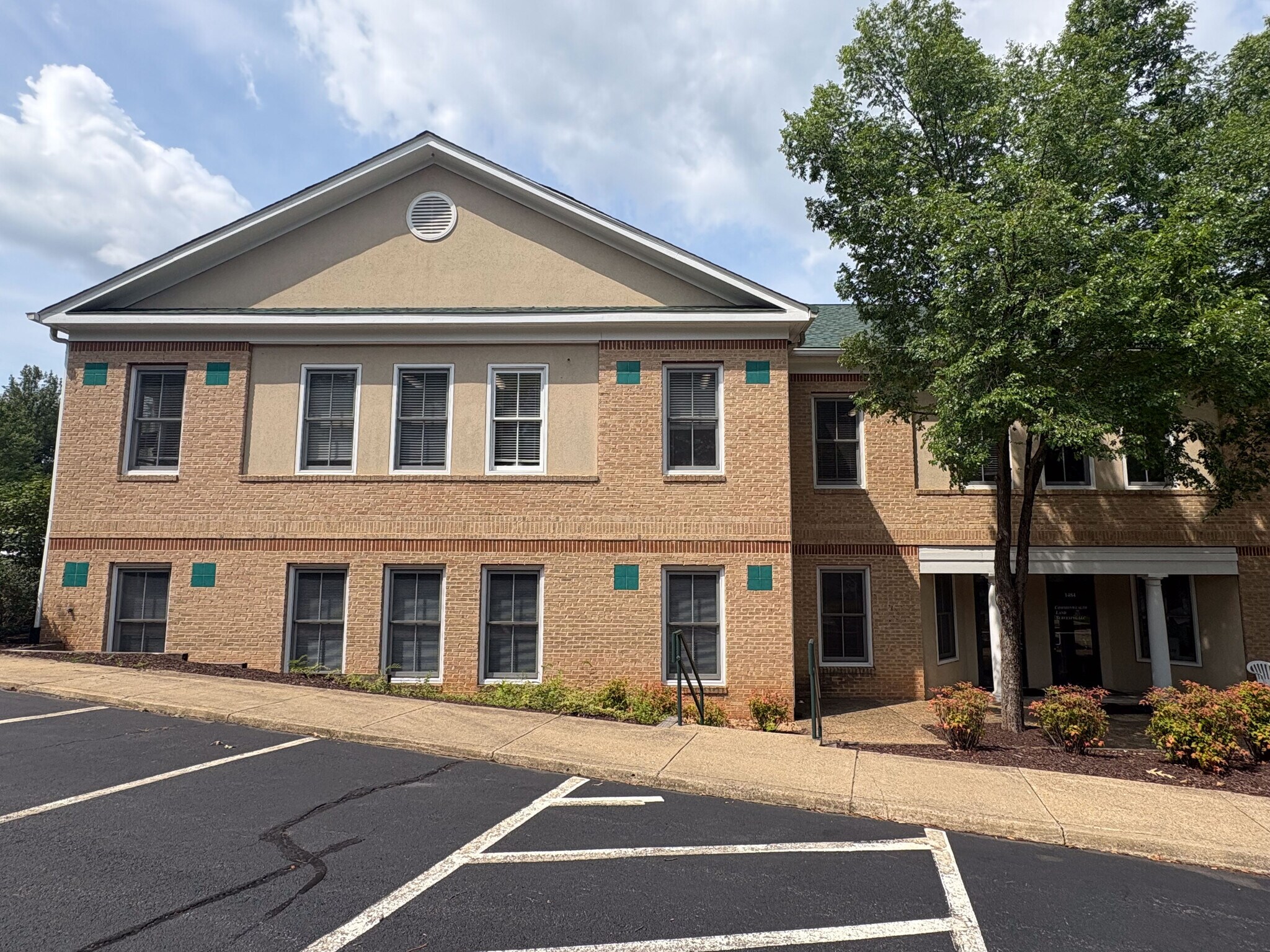 1402-1486 Greenbrier Pl, Charlottesville, VA à louer Photo de l’immeuble– Image 1 sur 5