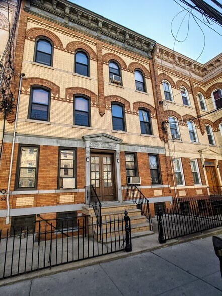 1858 Cornelia St, Ridgewood, NY à vendre - Photo de l’immeuble – Image 2 sur 23