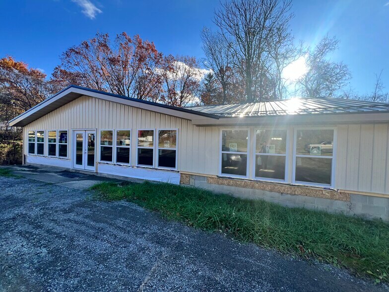 1647 Evans City Rd, Evans City, PA à louer - Photo de l’immeuble – Image 1 sur 7