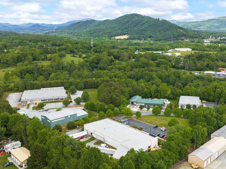 189 Continuum Dr, Fletcher, NC à louer - Photo de l’immeuble – Image 3 sur 7