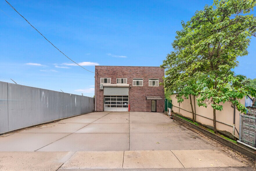574 Industrial Loop, Staten Island, NY à vendre - Photo de l’immeuble – Image 1 sur 15