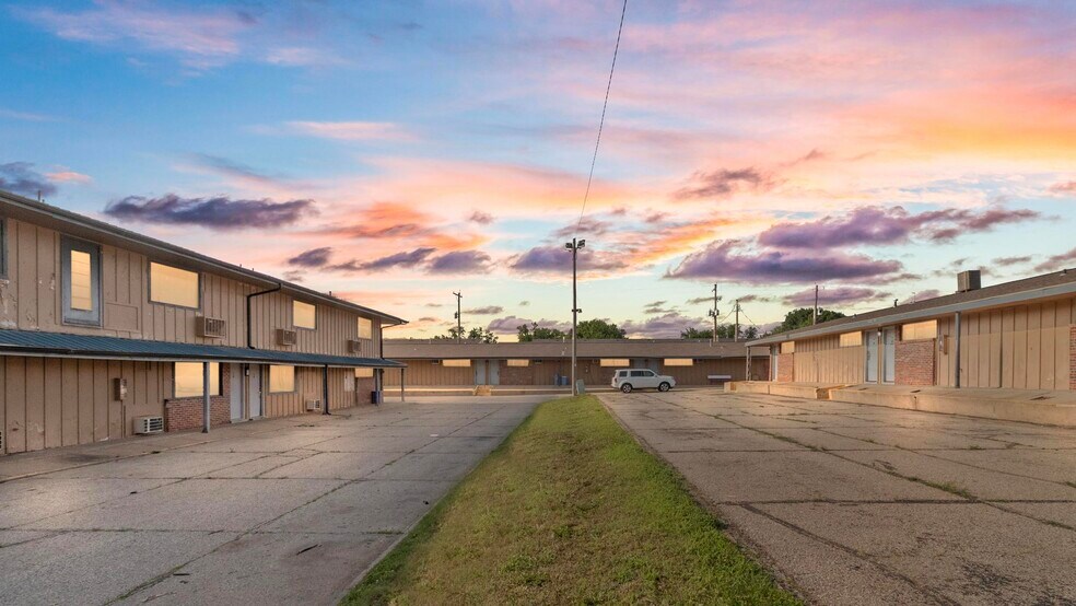 116 NW 14th St, Abilene, KS à vendre - Photo de l’immeuble – Image 3 sur 17