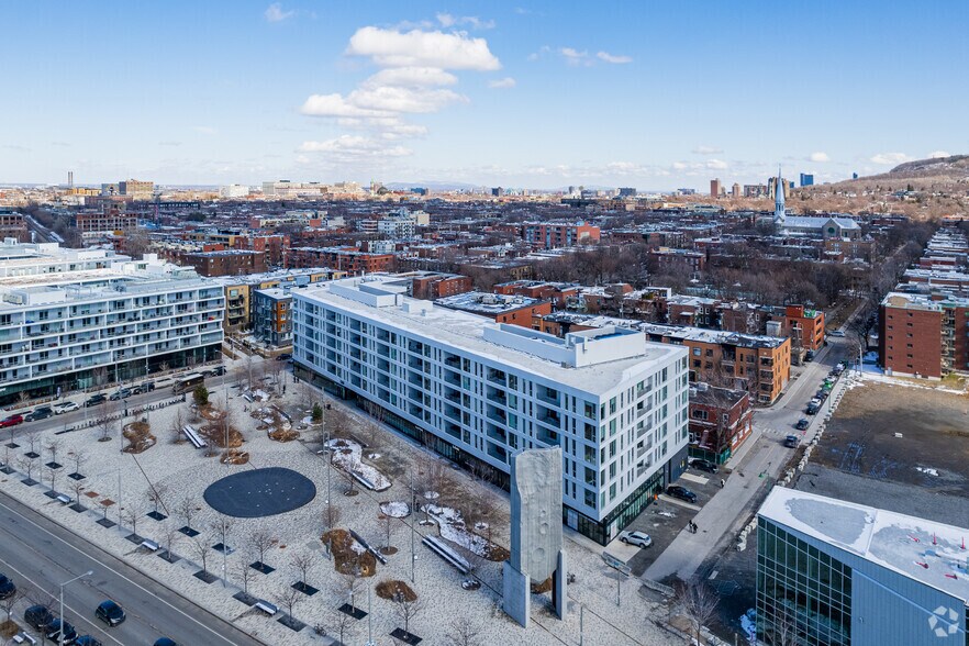1300 Av Thérèse-Lavoie-Roux, Outremont, QC à louer - Aérien – Image 2 sur 3