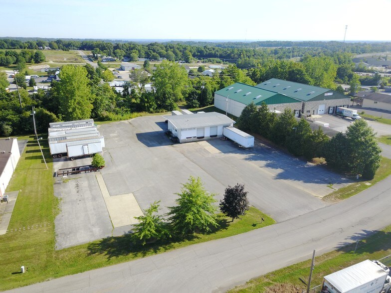 2332 W Industrial Park Dr, Bloomington, IN à louer - Photo de l’immeuble – Image 2 sur 4