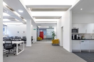 11 Hills Pl, Londres à louer Photo intérieure– Image 1 sur 7