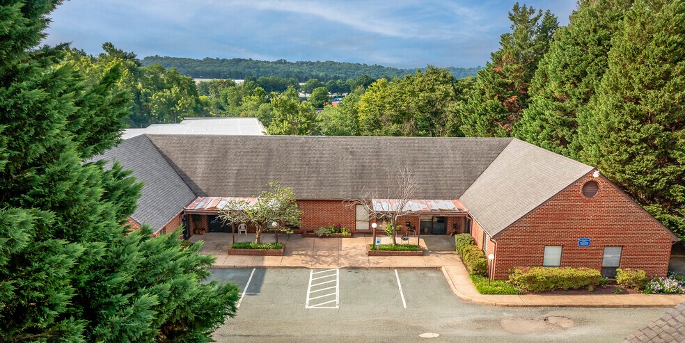 3040 Berkmar Dr, Charlottesville, VA à louer - Photo de l’immeuble – Image 3 sur 15