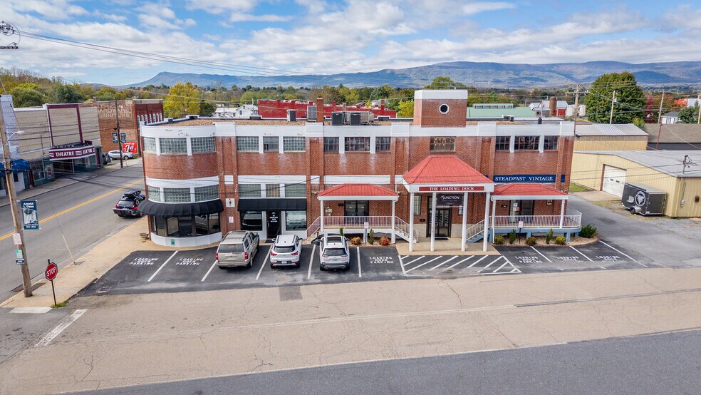 406 W Spotswood Trl, Elkton, VA à vendre - Photo de l’immeuble – Image 1 sur 35
