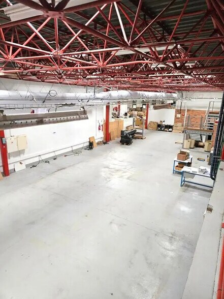 Local d’activités dans Montigny-le-Bretonneux à louer - Photo de l’immeuble – Image 3 sur 15