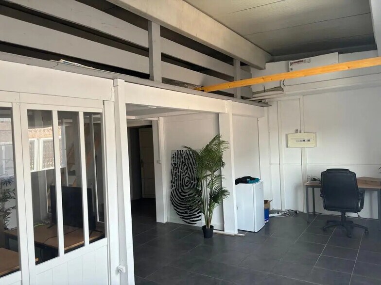 Local d’activités dans Puget-sur-Argens à louer - Photo de l’immeuble – Image 1 sur 4