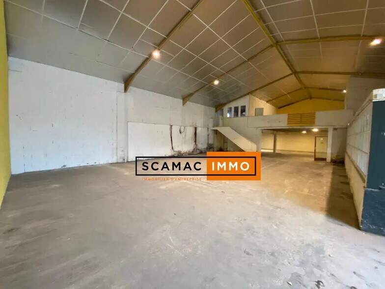 Industriel/Logistique dans Hyères à louer - Photo de l’immeuble – Image 2 sur 7