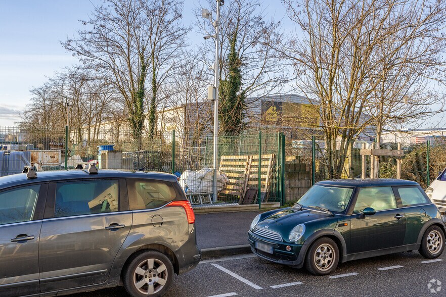 Local d'activités dans Vaulx-en-Velin à vendre - Photo de l’immeuble – Image 2 sur 4