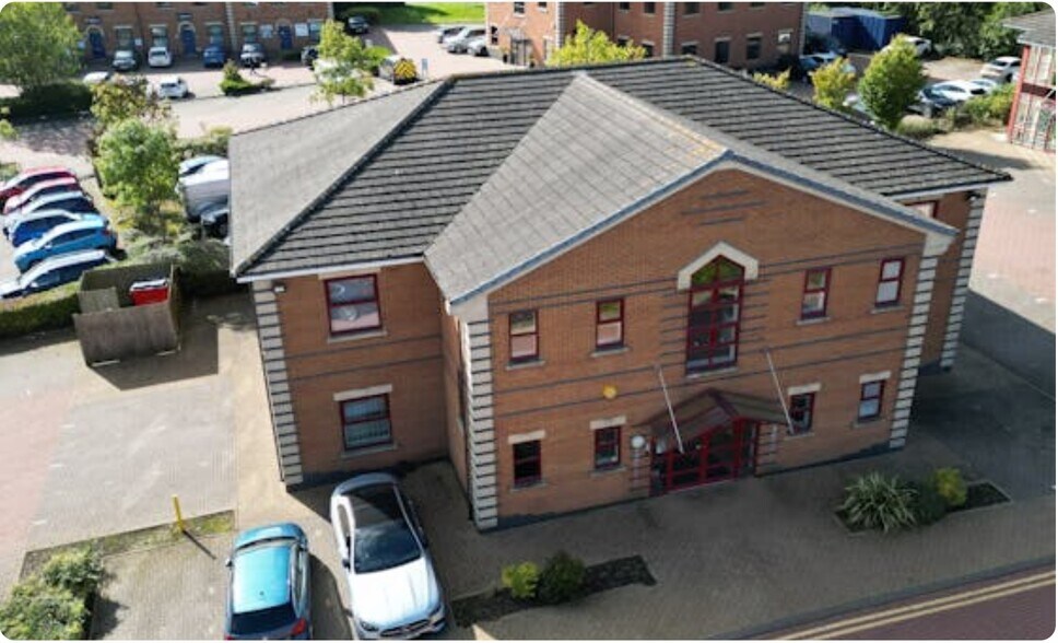Castle Mound Way, Rugby à vendre - Photo principale – Image 1 sur 38