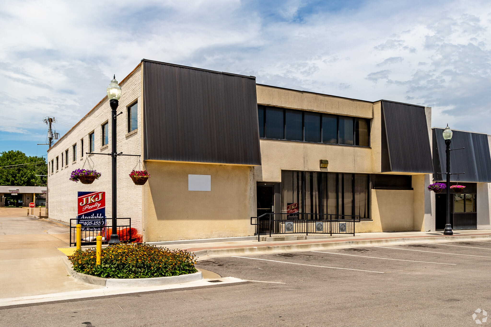 118 E Commercial St, Broken Arrow, OK à louer Photo de l’immeuble– Image 1 sur 4