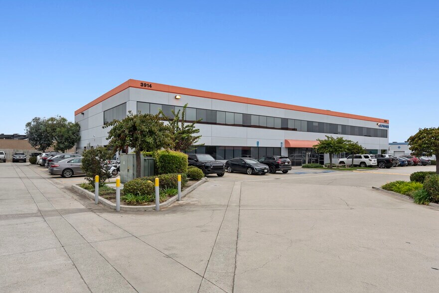 3882 Del Amo Blvd, Torrance, CA à louer - Photo de l’immeuble – Image 2 sur 9