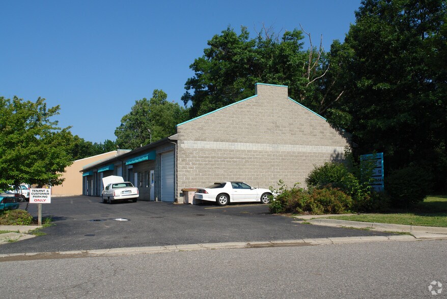 400 Business Centre Dr, Lansing, MI à louer - Photo principale – Image 1 sur 9