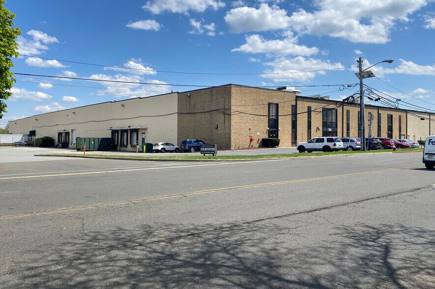 114 Seaview Dr, Secaucus, NJ à louer - Photo de l’immeuble – Image 2 sur 2