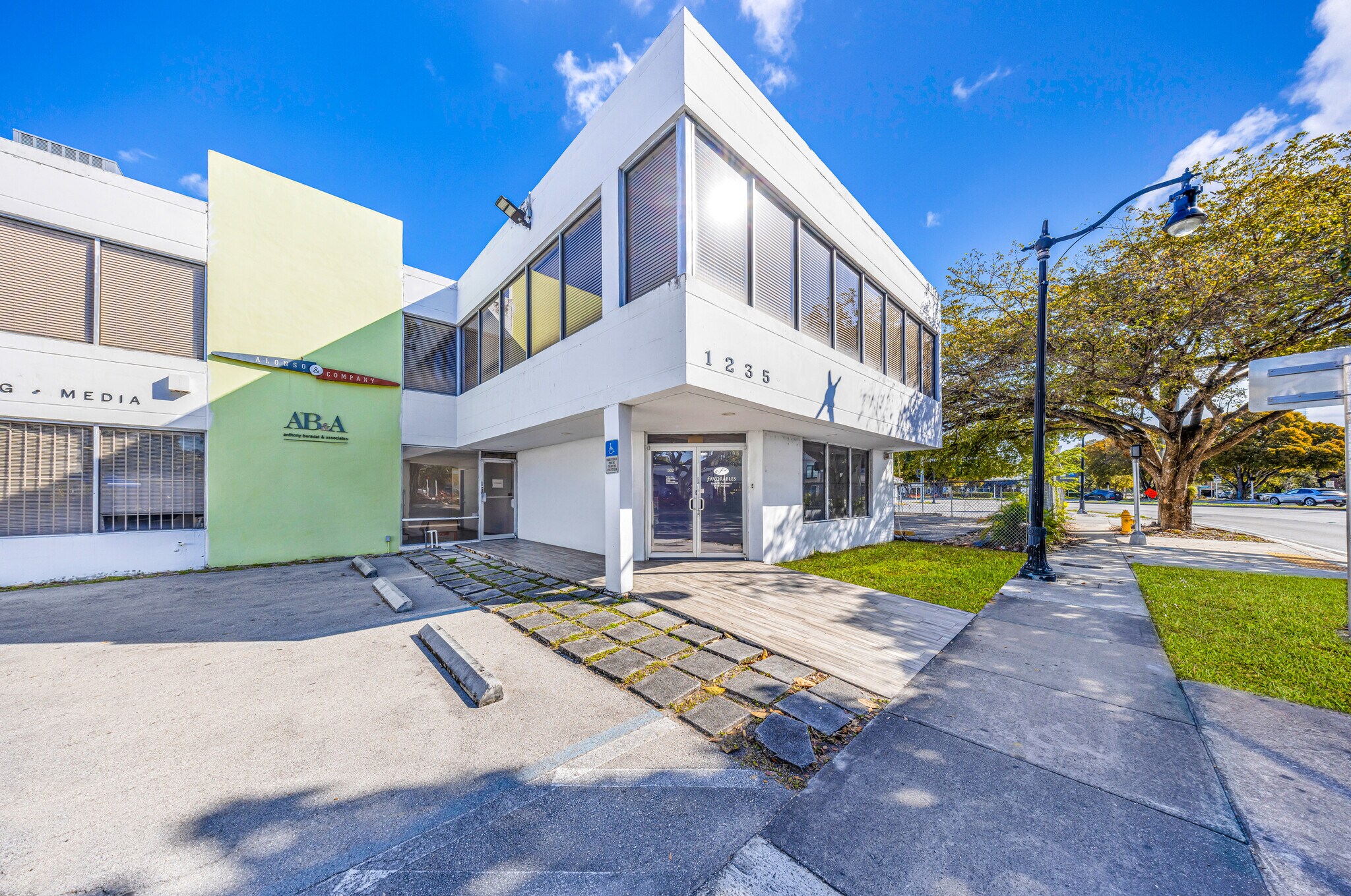 1235 SW 22nd St, Miami, FL à louer Photo principale– Image 1 sur 24
