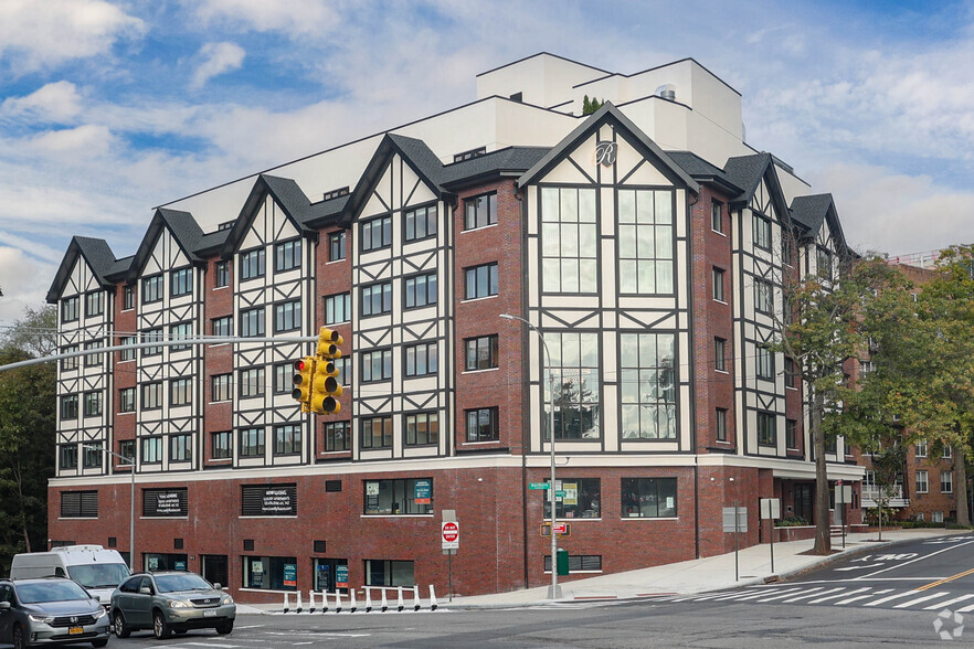 241-15 Northern Blvd, Flushing, NY à louer - Photo de l’immeuble – Image 1 sur 4