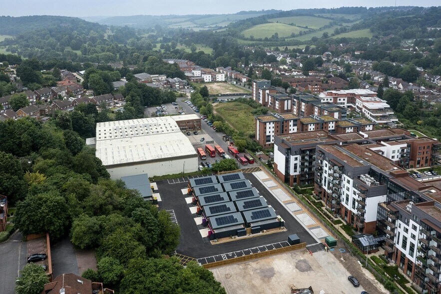 Bellfield Rd, High Wycombe à louer - Photo de l’immeuble – Image 1 sur 8