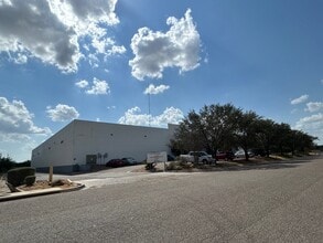 13120 Spivey Dr, Laredo, TX à louer Photo de l’immeuble– Image 2 sur 16