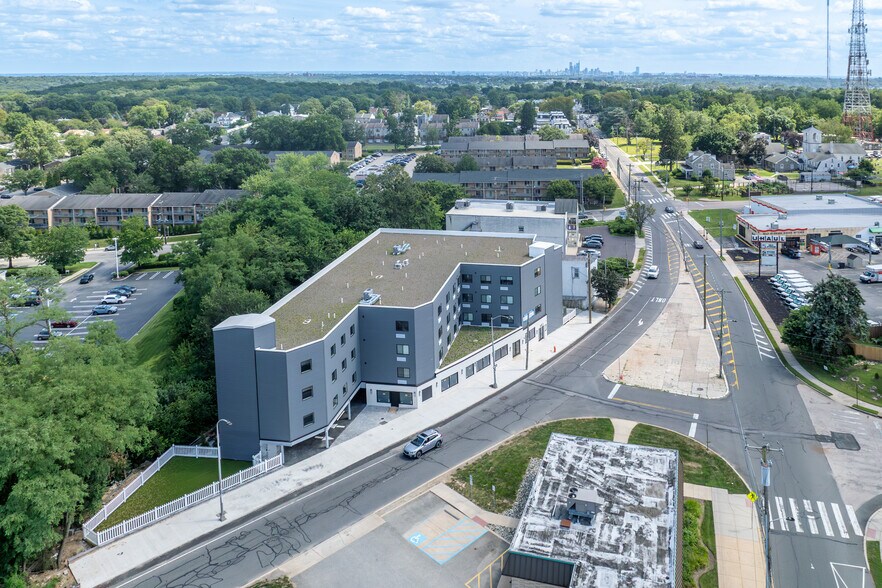 8327 Ridge Ave, Philadelphia, PA à louer - Photo de l’immeuble – Image 2 sur 3