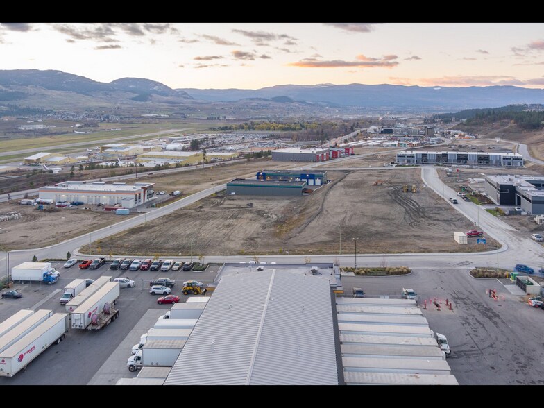 2075 Matrix Cres, Kelowna, BC à louer - Aérien – Image 2 sur 2