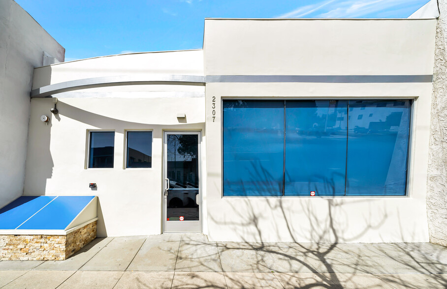 2307 W Victory Blvd, Burbank, CA à vendre - Photo de l’immeuble – Image 1 sur 17