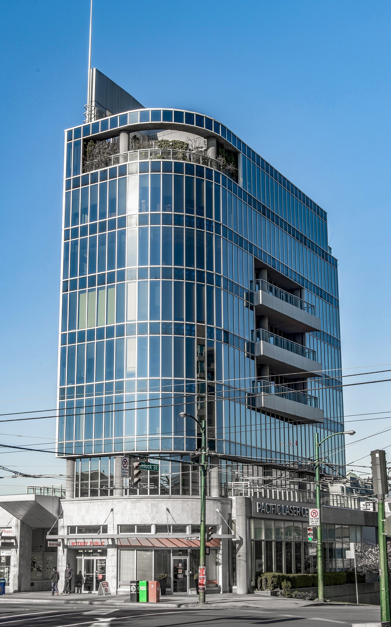 1401 W Broadway, Vancouver, BC à louer Photo de l’immeuble– Image 1 sur 2