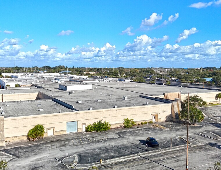4204 Okeechobee Rd, Fort Pierce, FL à vendre - Photo de l’immeuble – Image 2 sur 5