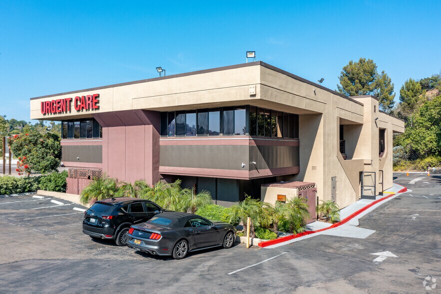7051 Alvarado Rd, La Mesa, CA à vendre - Photo de l’immeuble – Image 3 sur 56
