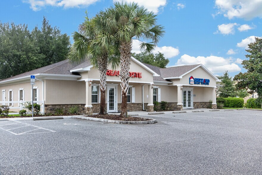 842 Highway 466, Lady Lake, FL à louer - Photo de l’immeuble – Image 3 sur 23