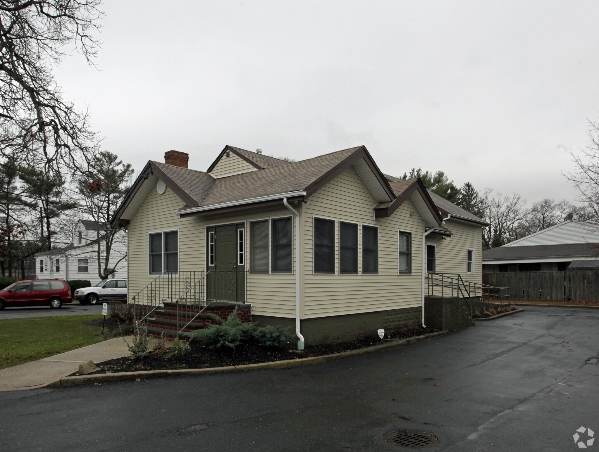 620 Suffolk Ave, Brentwood, NY à louer Photo de l’immeuble– Image 1 sur 4