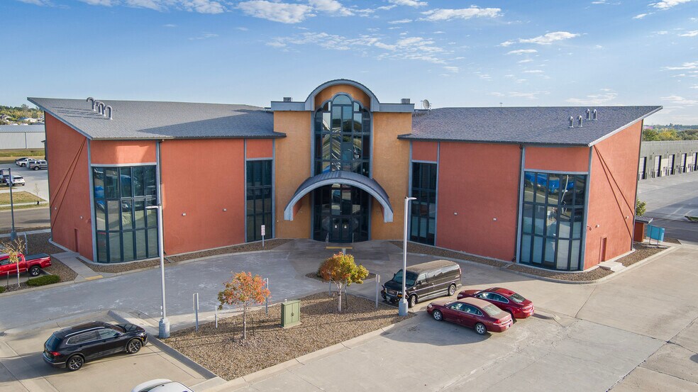 812 Burlington Dr, Bismarck, ND à vendre - Photo de l’immeuble – Image 1 sur 27