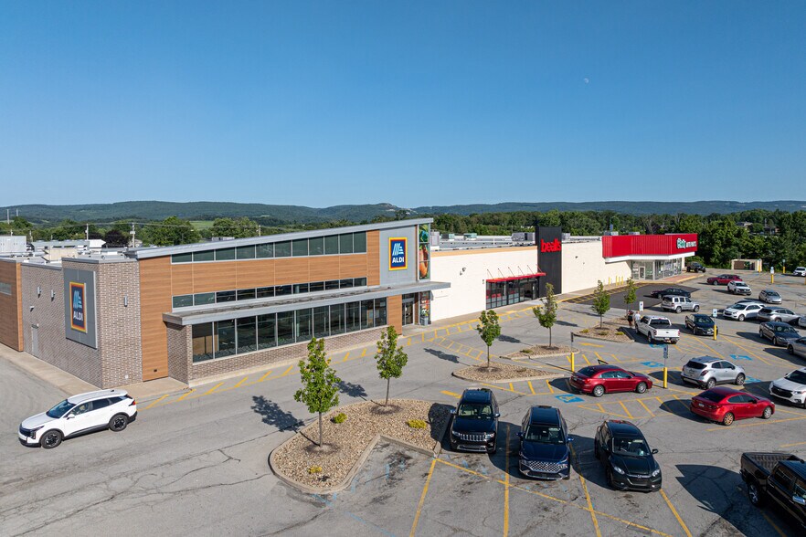100 Cross Roads Plz, Mount Pleasant, PA à louer - Photo de l’immeuble – Image 2 sur 29
