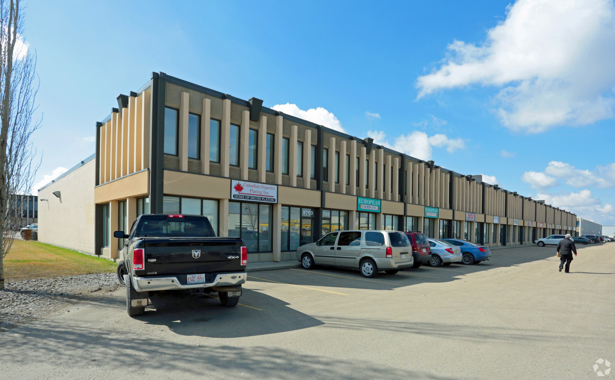 8703-8727 53rd Ave NW, Edmonton, AB à louer Photo de l’immeuble– Image 1 sur 9