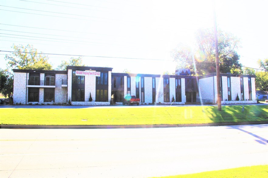 5513-5539 S Lewis Ave, Tulsa, OK à louer - Photo de l’immeuble – Image 2 sur 19