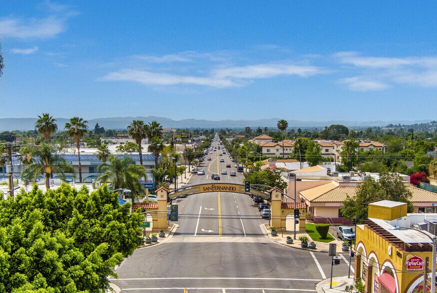 715 N Maclay Ave, San Fernando, CA à vendre - Photo de l’immeuble – Image 2 sur 8