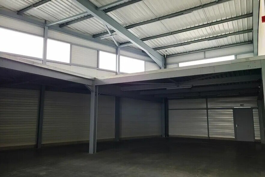 Local d’activités dans Saint-Martin-de-Seignanx à louer - Photo de l’immeuble – Image 3 sur 5