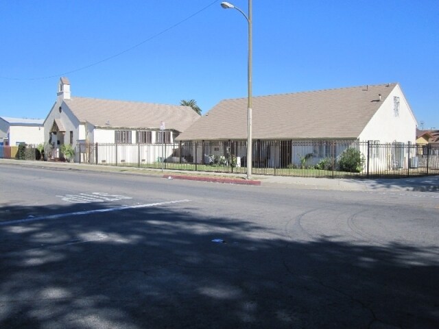 10216 S Denker Ave, Los Angeles, CA à louer - Photo de l’immeuble – Image 2 sur 12