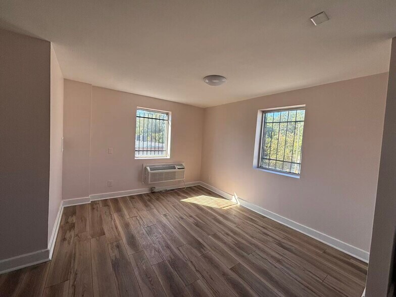 2017 Beatties Ford Rd, Charlotte, NC à louer - Photo de l’immeuble – Image 3 sur 6